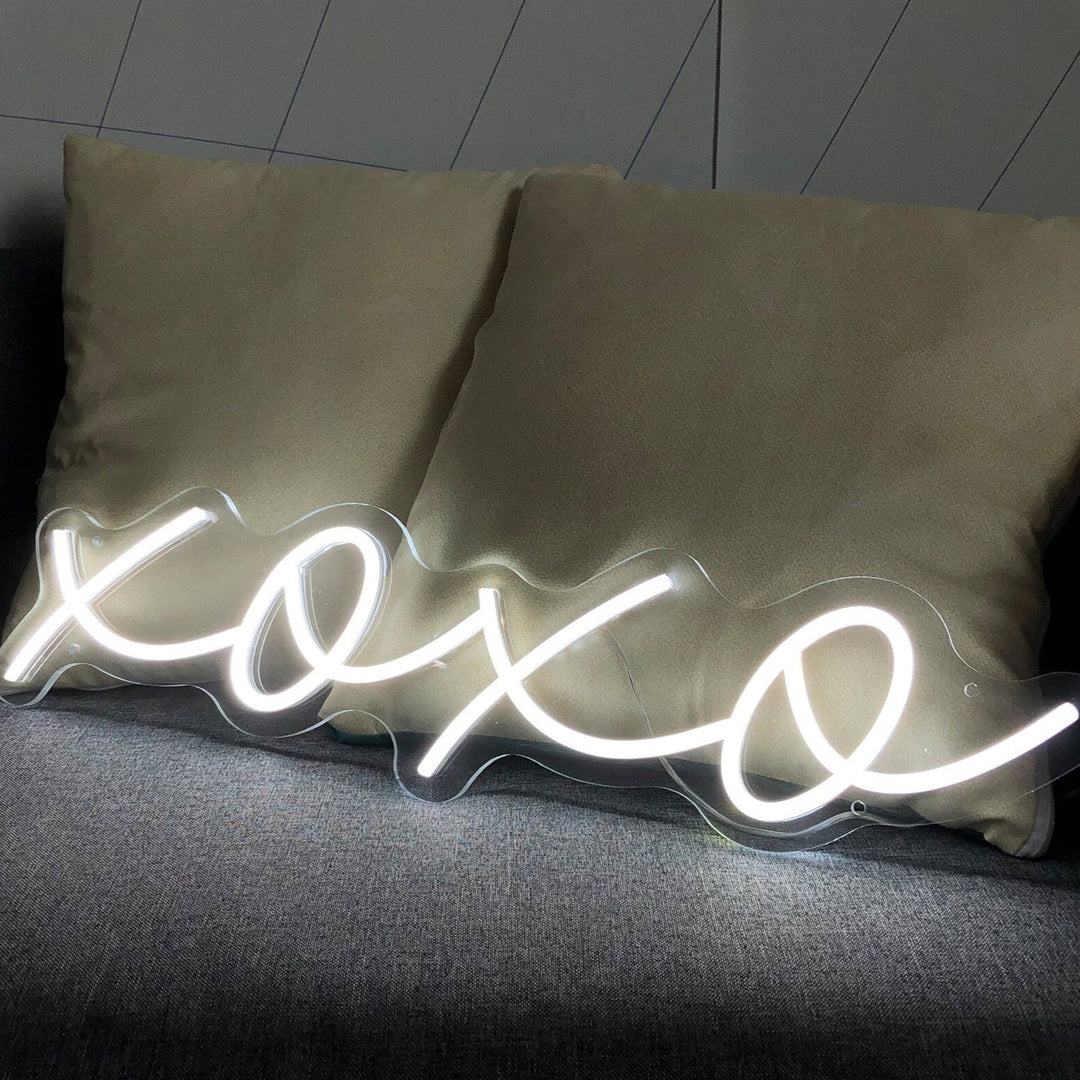 VibeCore XOXO Neon Light White